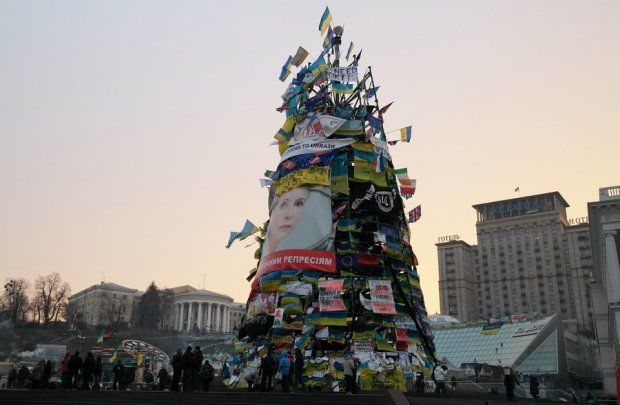 Живые, искусственные и скандальные: какими были главные елки Украины за годы Независимости - 532095 Живые, искусственные и скандальные: какими были главные елки Украины за годы Независимости - фото 532095