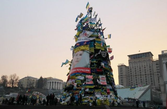 Живые, искусственные и скандальные: какими были главные елки Украины за годы Независимости - фото 532095