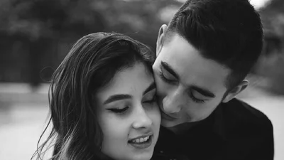 Победитель 10 сезона "Голоса страны" Роман Сасанчин и его беременная девушка поженились