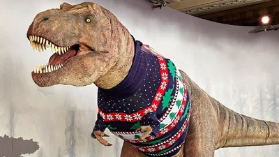 Яка мімішність: працівники музею одягнули тиранозавра рекса в різдвяний светрик