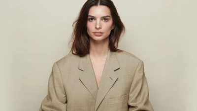 Емілі Ратажковскі показала сексуальний образ на Новий рік