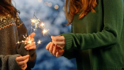 Дарят камни и охотятся за любовью: прикольные новогодние традиции в разных странах мира