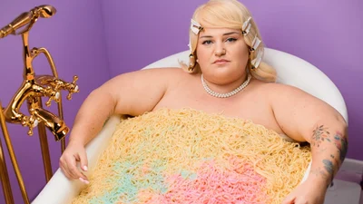 alyona alyona відповіла хейтерам у кліпі на трек "20 ТОНН"