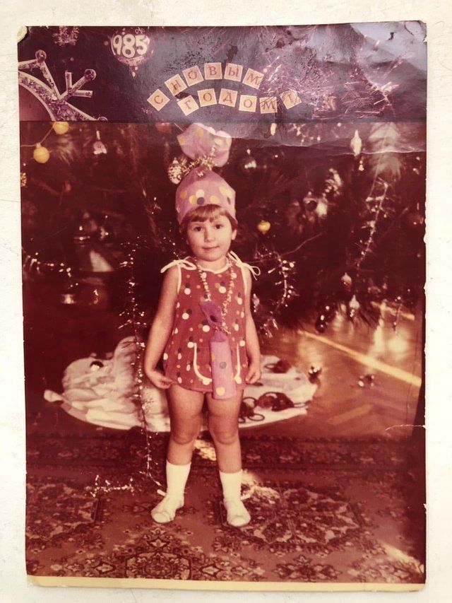 Маленькие и забавные: фото звезд на детских новогодних утренниках - фото 532964