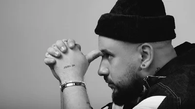 До слез: MONATIK перепел "Старі фотографії" Кузьмы Скрябина