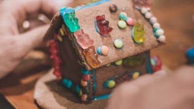 Жінка прикрасила своє робоче місце у вигляді пряничного будиночку