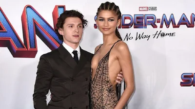 Сукня Зендеї з ультраглибокими вирізами і павутиною на "голому" тілі не дає спокою мережі