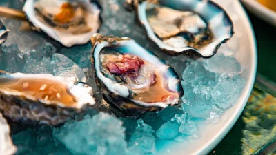 Жінка замовила устриці, всередині яких був сюрприз