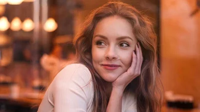 Скромняшка Алена Шоптенко снялась в расстегнутой рубашке без бюстгальтера