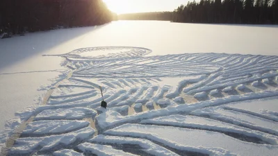 Мужчина рисует животных на заснеженном озере – выглядит очень зрелищно - фото 533628