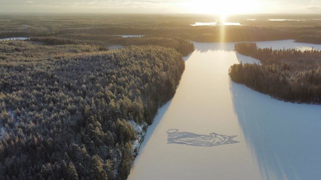 Чоловік малює тварин на засніженому озері – виглядає дуже видовищно - фото 533629