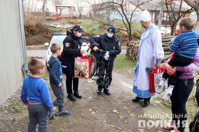 8-річний хлопчик прийшов у поліцію у пошуках Миколая, і ця історія розчулює серце - фото 533816