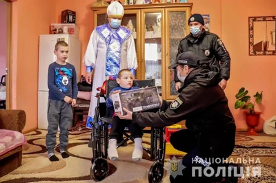 8-річний хлопчик прийшов у поліцію у пошуках Миколая, і ця історія розчулює серце - фото 533817