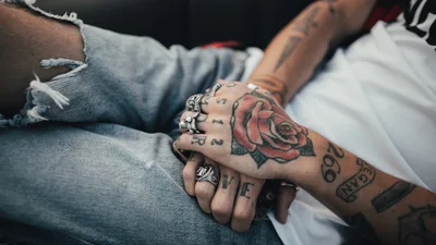 LOL: парень набил татуировку в честь годовщины свадьбы, но мастер все перепутал