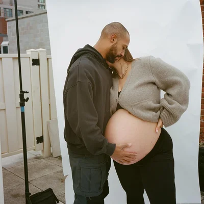 Беременная Эшли Грэм тронула романтическим фото с мужем - фото 533932