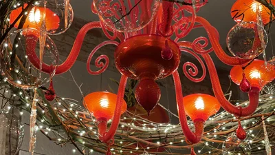 Майстерклас: новорічний декор люстри, який замінить тобі всі прикраси