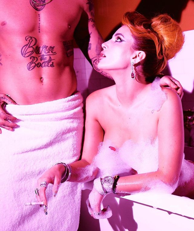 Порноакторка Белла Торн влаштувала голий фотосет у ванній - фото 534341