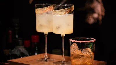 Алкогольний гороскоп: чим напитися у новорічну ніч 2022 кожному знаку зодіаку