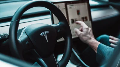 Автомобили компании Tesla "станцевали" под украинский "Щедрик"