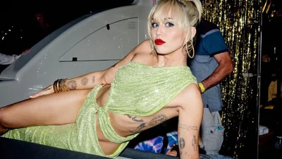 Майлі Сайрус згубила під час концерту топ, і виступ раптово став 18+