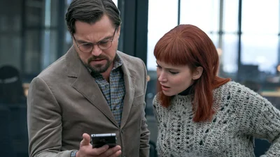 У фільмі "Не дивіться вгору" засвітили номер, який виявився контактом сексу по телефону