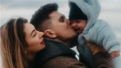 Анатолій Анатоліч зачарував сімейним фотосетом на тлі замерзлого Київського моря