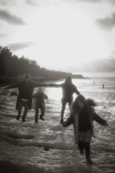 Анатолій Анатоліч зачарував сімейним фотосетом на тлі замерзлого Київського моря - фото 535687
