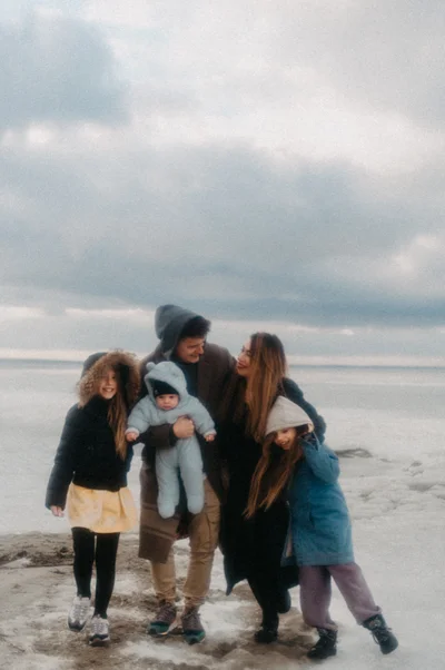 Анатолій Анатоліч зачарував сімейним фотосетом на тлі замерзлого Київського моря - фото 535688