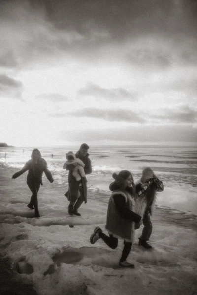 Анатолий Анатолич очаровал семейным фотосетом на фоне замерзшего Киевского моря - фото 535691