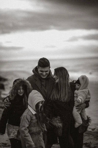 Анатолій Анатоліч зачарував сімейним фотосетом на тлі замерзлого Київського моря - фото 535692