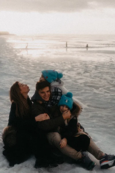 Анатолий Анатолич очаровал семейным фотосетом на фоне замерзшего Киевского моря - фото 535695