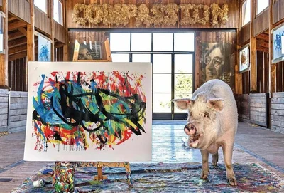 Взгляни, какие нереальные картины рисует свинья-художница - фото 535828