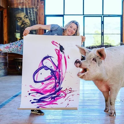 Взгляни, какие нереальные картины рисует свинья-художница - фото 535829