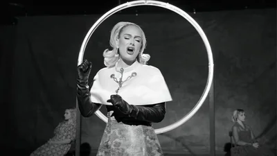 Адель выпустила провокационный черно-белый клип на трек "Oh My God"