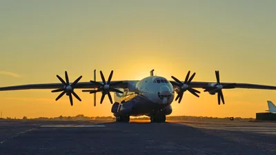 Наша "крошка": сеть покоряет видео, на котором украинский самолет "Мрія" разрезает туман