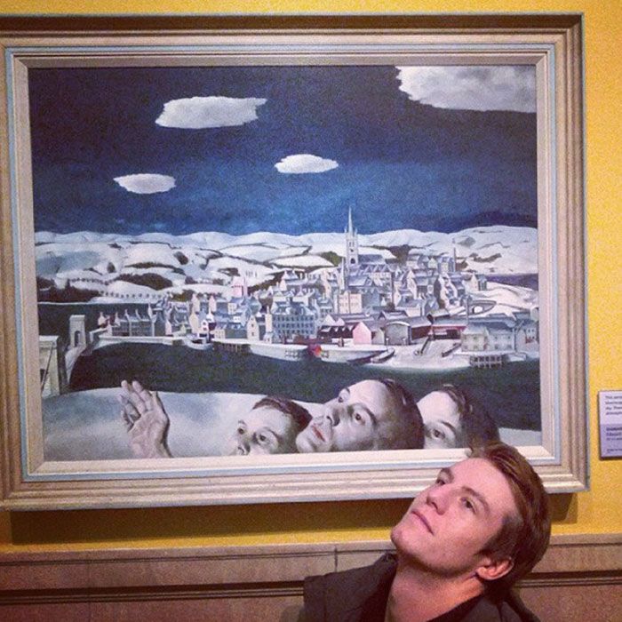 Поймали с поличным: 30 человек, которые превратили посещение музеев в забавное действо - фото 536298