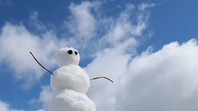 В Китае создали гигантского снеговика размером с дом