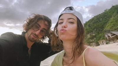 Пустунка Надя Дорофєєва засвітила голі сідниці Володимира Дантеса