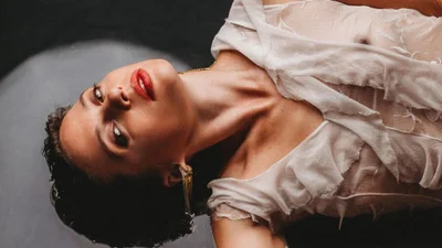 Замість білизни — руки коханого: Ірена Карпа знялася у відвертій фотосесії з чоловіком