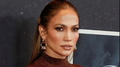 Незаконно красива: 52-річна Джей Ло у шкіряному топі з вирізом