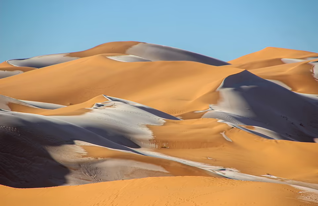 В пустыне Сахара выпал снег – потрясающие фото - фото 536793
