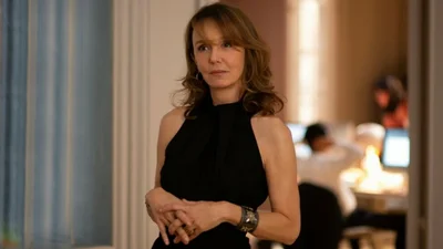 58-річна зірка "Емілі в Парижі" засвітила голі груди в прозорій сукні