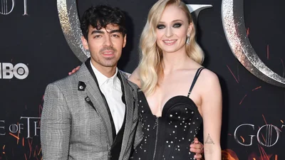 Софі Тернер і Джо Джонас забавно спародіювали Кім і Хлої Кардашьян