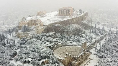Афины засыпало снегом и Парфенон выглядит очень мистично