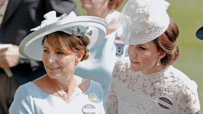 В сеть попало детское фото Кейт Миддлтон с мамой, братом и сестрой