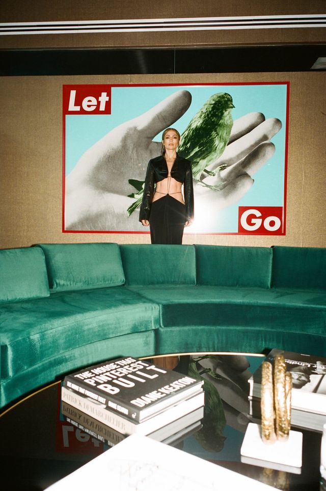 Без пафоса: The New York Times устроил для Джей Ло фотосессию в ее же офисе - фото 537774