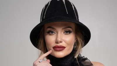 Рудоволоса Слава Камінська "рубанула" каре та пофарбувалася у блондинку