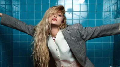 Українська фотографиня влаштувала Джіджі Хадід люксову фотосесію в Chanel і Gucci