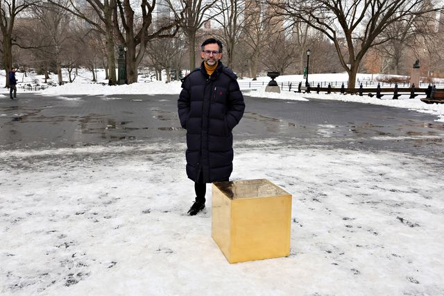 В парке Нью-Йорка установили золотой куб за 11,7 млн долларов - фото 538099