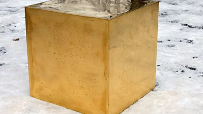 У парку Нью-Йорка встановили золотий куб за 11,7 млн доларів